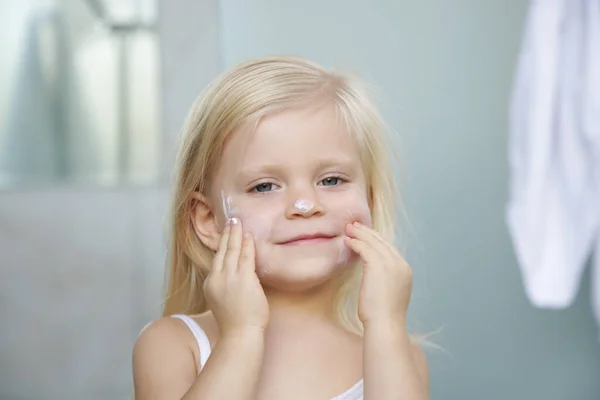 Adorabile Bionda Caucasica Bambina Che Applica Crema Sul Viso — Foto Stock