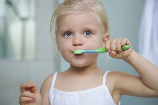 Adorable Niña Años Cepillándose Los Dientes Baño — Foto de Stock