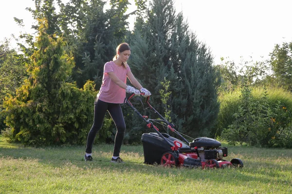Junge Frau Mäht Gras Mit Rasenmäher Konzept Für Hausarbeit Freien — Stockfoto