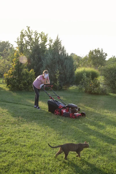 Femme Fatiguée Faire Une Courte Pause Tout Coupant Herbe Avec — Photo