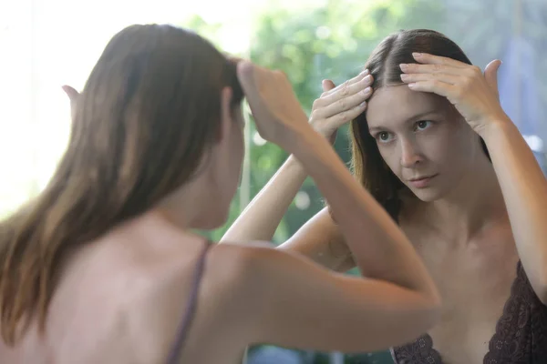 Retrato Una Hermosa Mujer Joven Examinando Cuero Cabelludo Cabello Frente — Foto de Stock