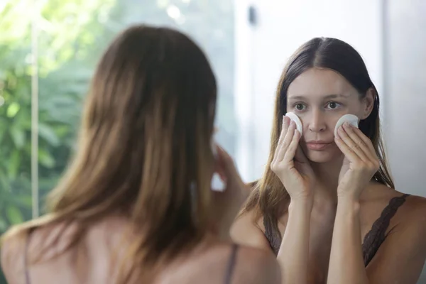 Retrato Una Hermosa Joven Pie Baño Limpiándose Cara Con Almohadillas —  Fotos de Stock