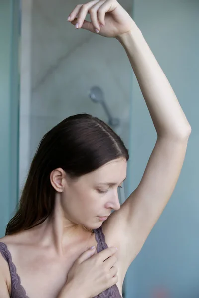 Vacker Ung Kvinna Efter Dusch Hemma Undersöker Armhålan Armhålor Eller — Stockfoto
