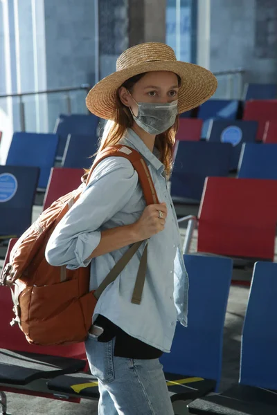Τουριστική Γυναίκα Προστατευτική Ιατρική Μάσκα Και Χειραποσκευές Περιμένουν Την Πτήση — Φωτογραφία Αρχείου
