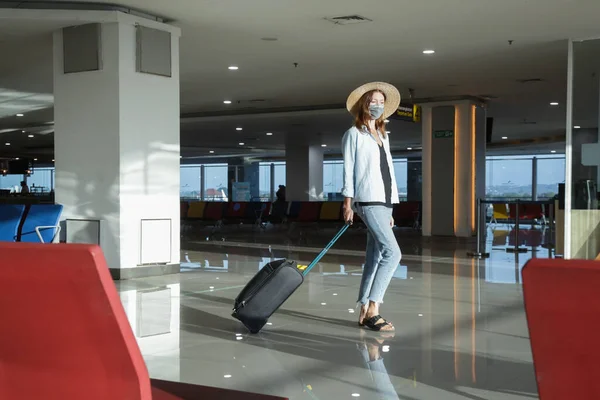 Touristin Mit Medizinischer Schutzmaske Und Handgepäck Wartet Flughafen Auf Den — Stockfoto