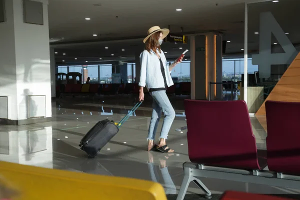 Touristin Mit Medizinischer Schutzmaske Und Handgepäck Wartet Flughafen Auf Den — Stockfoto