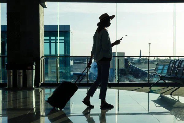 Mujer Turista Con Máscara Médica Protectora Equipaje Mano Esperando Vuelo —  Fotos de Stock