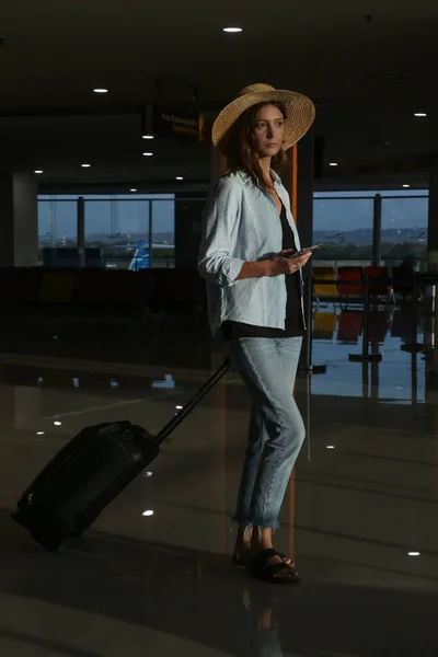 Mulher Turística Com Chapéu Bagagem Mão Esperando Voo Aeroporto — Fotografia de Stock