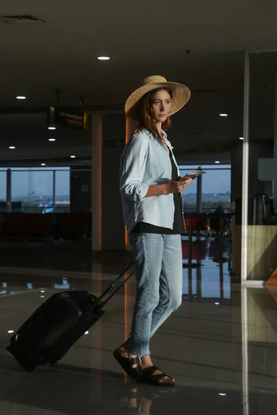 Femme Touristique Avec Chapeau Bagages Main Attente Vol Aéroport — Photo