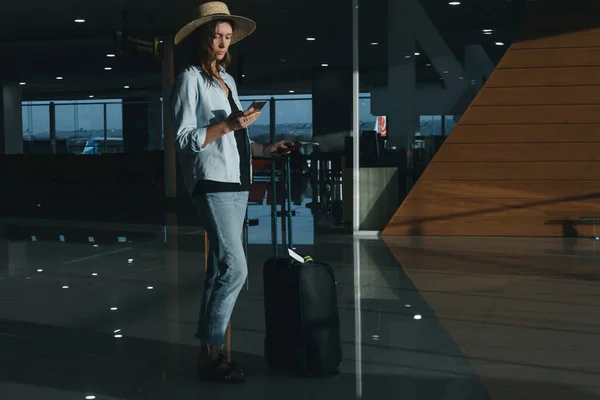Mulher Turística Com Chapéu Bagagem Mão Esperando Voo Aeroporto — Fotografia de Stock