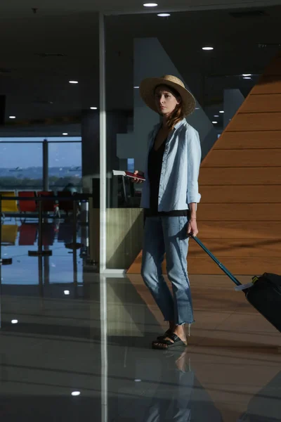 Femme Touristique Avec Chapeau Bagages Main Attente Vol Aéroport — Photo