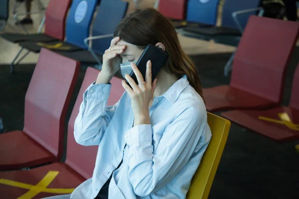 Tourist Woman Traveling Mask Using Phone Airport Safety Measures Coronavirus — Stock Photo, Image