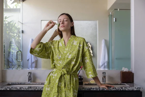 Massagem Facial Mulher Usando Jade Rolo Rosto Para Cuidados Com — Fotografia de Stock