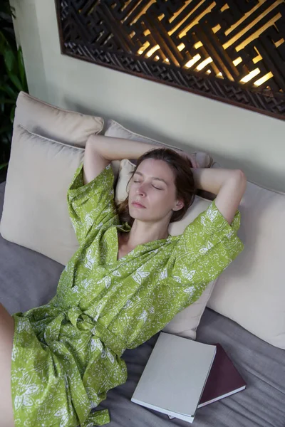 疲れ若いです女性横たわっ快適なソファ — ストック写真