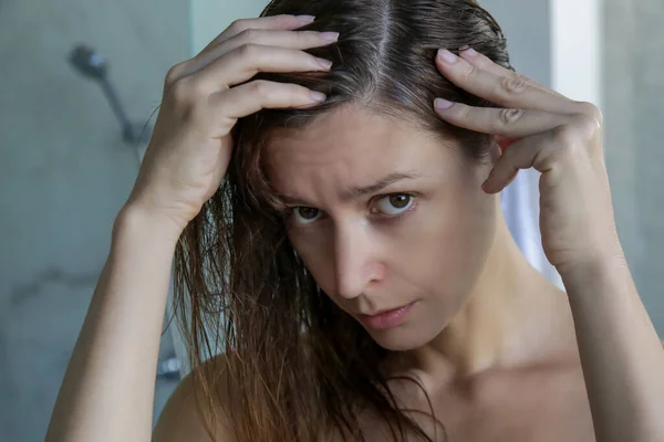 Retrato Una Hermosa Mujer Joven Examinando Cuero Cabelludo Cabello Frente —  Fotos de Stock