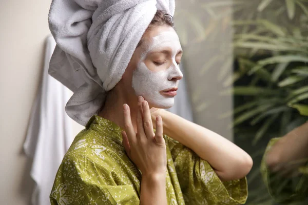 Jonge Vrouw Badkamer Gewikkeld Handdoeken Met Gezichtsmasker Home Spa Huidverzorging — Stockfoto