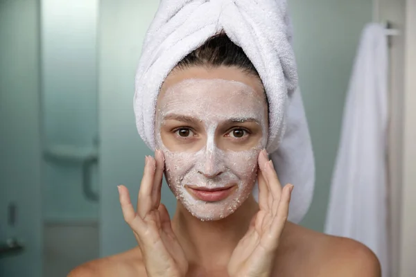 Jonge Vrouw Badkamer Gewikkeld Handdoeken Met Gezichtsmasker Home Spa Huidverzorging — Stockfoto