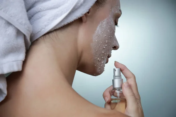 Home Spa Verwentijd Hygiëne Concept Vrouw Met Gezichtsmasker Aanbrengen Lichaamsolie — Stockfoto