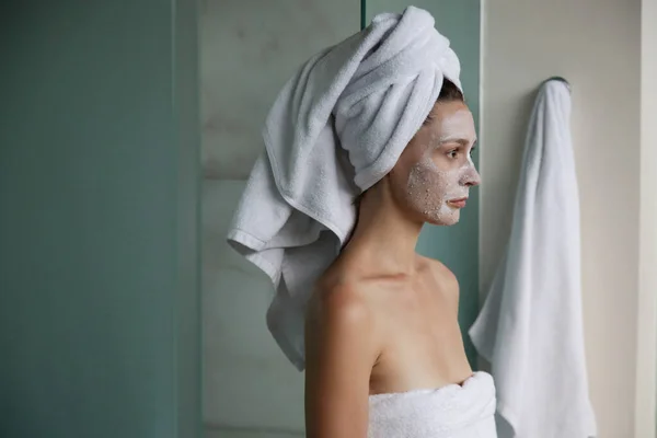 Mujer Joven Baño Envuelta Toallas Con Máscara Facial Inicio Spa —  Fotos de Stock
