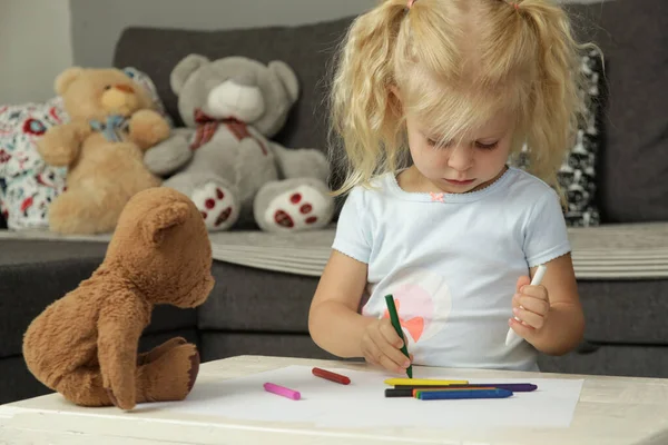 Roztomilé Blondýny Batole Dívka Kreslení Pastelkami Drawing Can Enhance Children — Stock fotografie