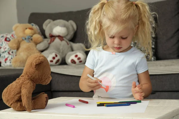 Adorable Niña Rubia Dibujando Con Crayones Dibujo Puede Mejorar Las — Foto de Stock