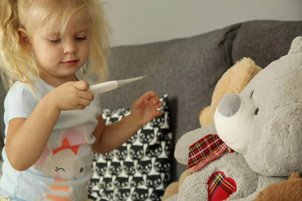 Schattig Blond Peuter Meisje Spelen Met Een Thermometer Zorgen Voor — Stockfoto