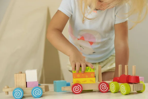 Batole Dívka Hrající Dřevěným Vláčkem Dřevěných Bloků Vzdělávací Hračky Pro — Stock fotografie