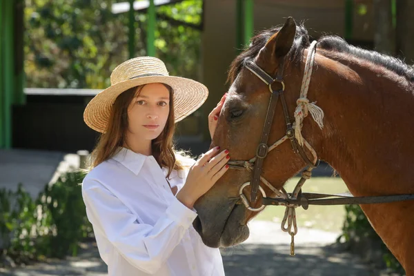 Schöne Junge Frau Kümmert Sich Ihr Pferd — Stockfoto