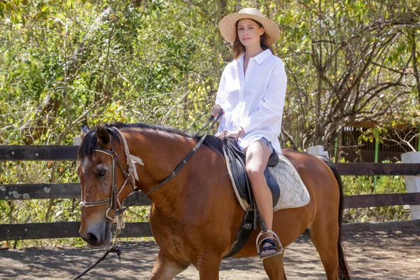 Schöne Junge Frau Auf Einem Pferd Sommeraktivitäten Freien — Stockfoto