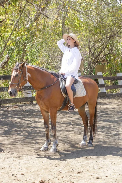 Mulher Bonita Montando Cavalo Tempo Verão Atividade Livre — Fotografia de Stock