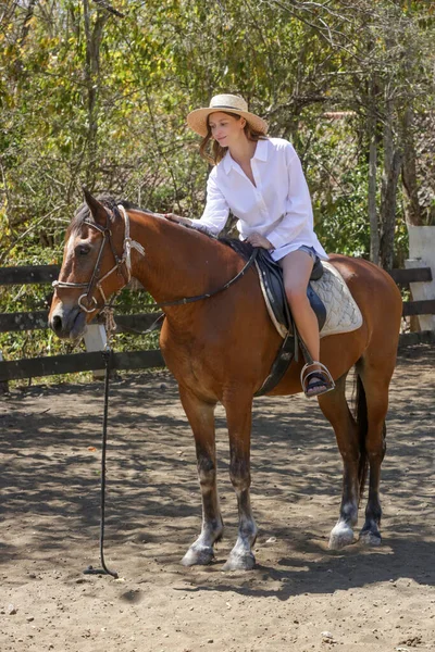 Mulher Bonita Montando Cavalo Tempo Verão Atividade Livre — Fotografia de Stock