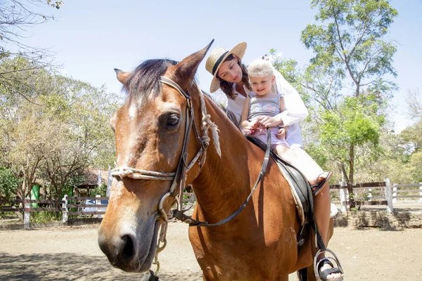 Belle Jeune Femme Chevauchant Cheval Avec Petite Fille Bas Âge — Photo