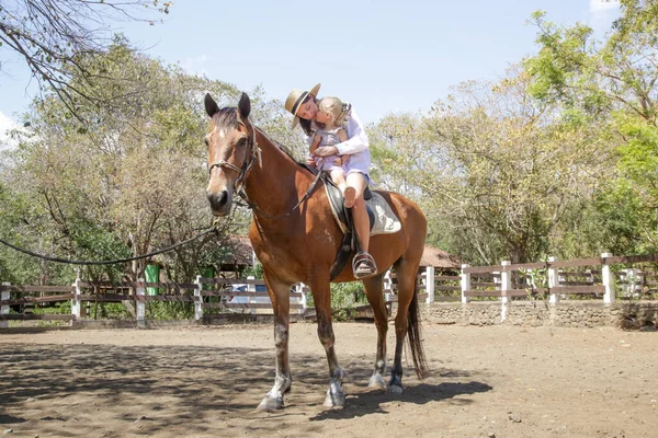 Belle Jeune Femme Chevauchant Cheval Avec Petite Fille Bas Âge — Photo