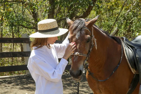 Mooie Jonge Vrouw Het Verzorgen Van Haar Paard — Stockfoto