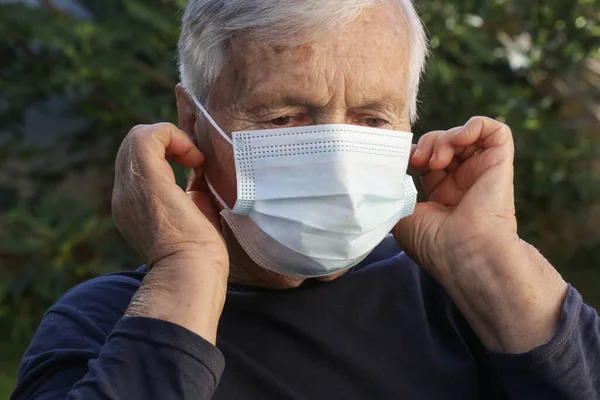 Koruyucu Tıbbi Maske Takan Yaşlı Beyaz Kadın Portresi Koronavirüs Salgını — Stok fotoğraf