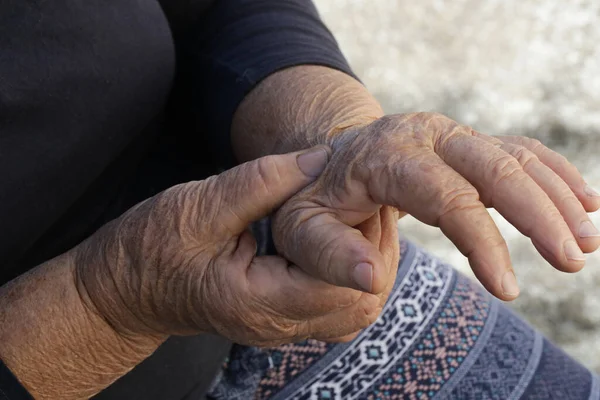 Donna Anziana Che Soffre Dolore Alla Mano Sintomi Artrite — Foto Stock