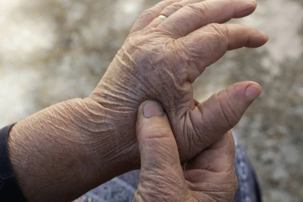 Oudere Vrouw Die Lijdt Aan Handpijn Artritis Symptomen — Stockfoto