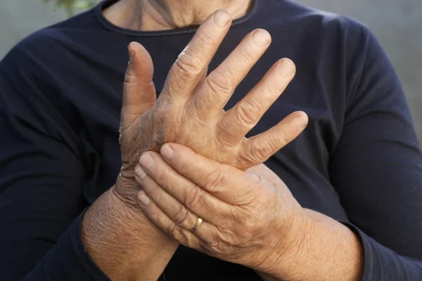 Elderly Woman Suffering Hand Pain Arthritis Symptoms — Stock Photo, Image