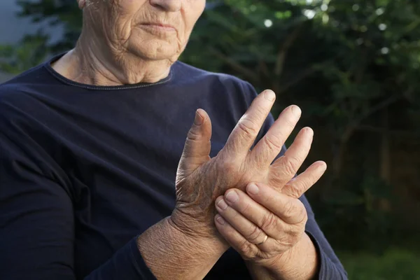 Donna Anziana Che Soffre Dolore Alla Mano Sintomi Artrite — Foto Stock