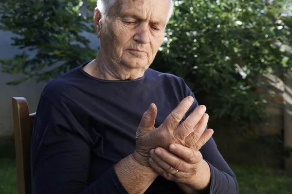 Mujer Anciana Que Sufre Dolor Manos Síntomas Artritis — Foto de Stock