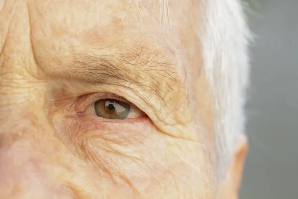 高齢女性の目のクローズアップ画像 — ストック写真