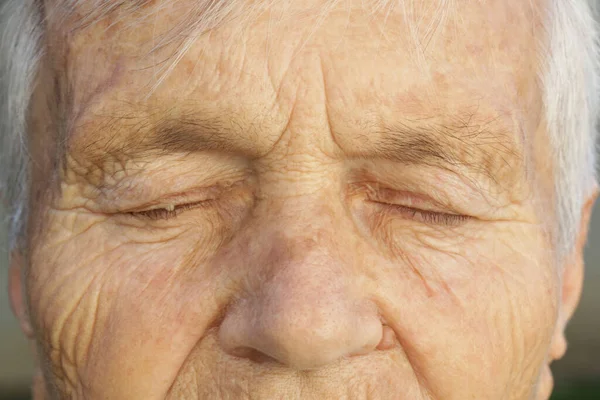 Zamknij Obraz Zamkniętych Oczu Starszej Kobiety — Zdjęcie stockowe