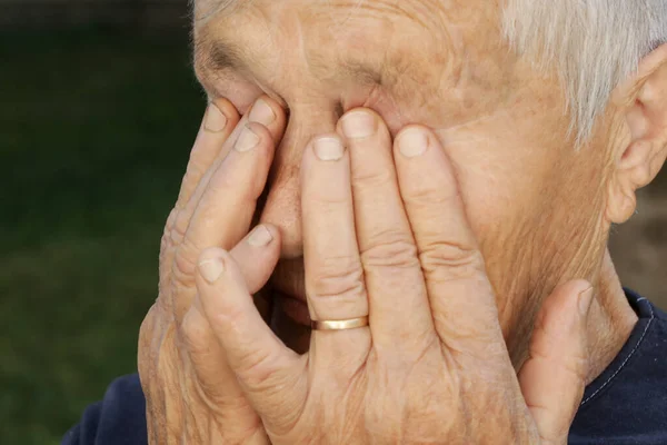 Senior Kaukasische Vrouw Wrijven Haar Ogen — Stockfoto