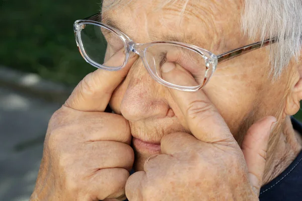 Femme Caucasienne Senior Frottant Ses Yeux Sous Les Lunettes — Photo