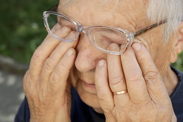 Senior Blanke Vrouw Wrijft Haar Ogen Onder Een Bril — Stockfoto