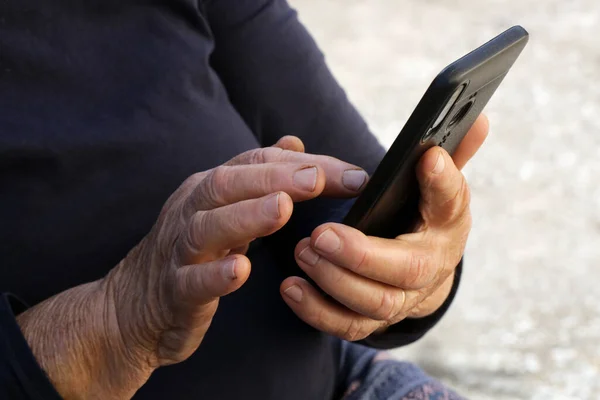 Ältere Kaukasierin Benutzt Handy — Stockfoto