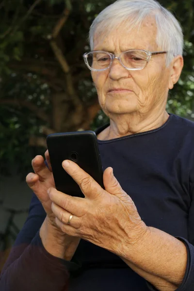 Oudere Blanke Vrouw Met Behulp Van Mobiele Telefoon — Stockfoto
