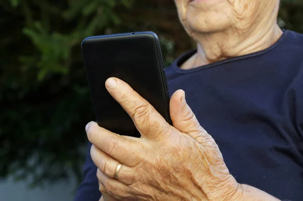 携帯電話を使用して高齢者の白人女性 — ストック写真