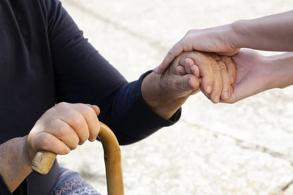 Tiene Mano Una Foto Giovani Vecchi Concetto Speranza Cura Amore — Foto Stock