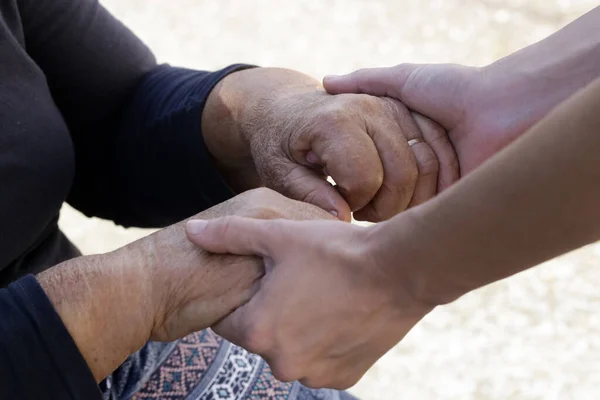 Tomados Mano Una Foto Manos Jóvenes Viejas Concepto Esperanza Cuidado — Foto de Stock